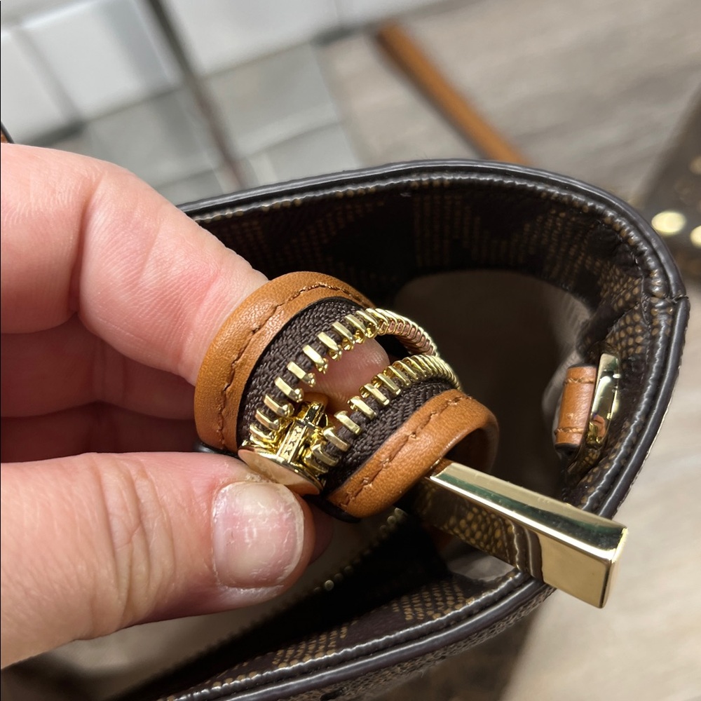 1184 Michael Kors lazer cut tote and wallet set 259031184 - Picture 10 of 16